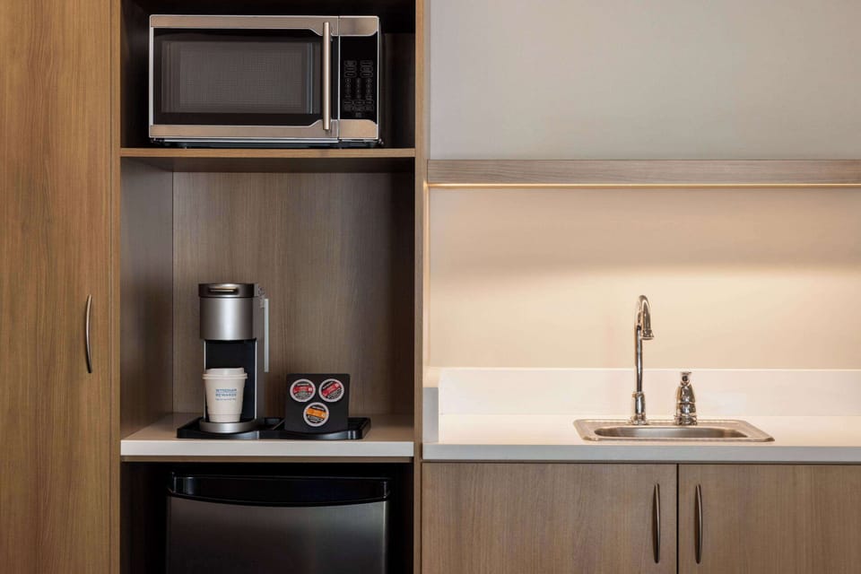 Business Room, 1 King Bed, Non Smoking | Desk, blackout drapes, soundproofing, iron/ironing board