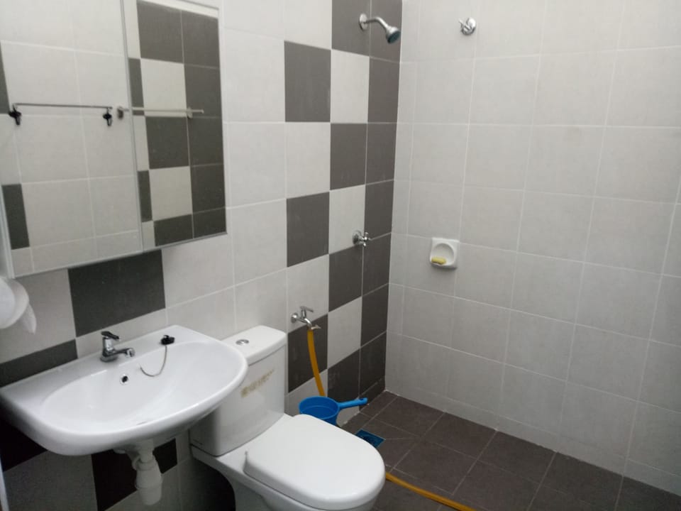 Comfort Room, 3 Bedrooms, Garden View | Bathroom | Shower, free toiletries, towels