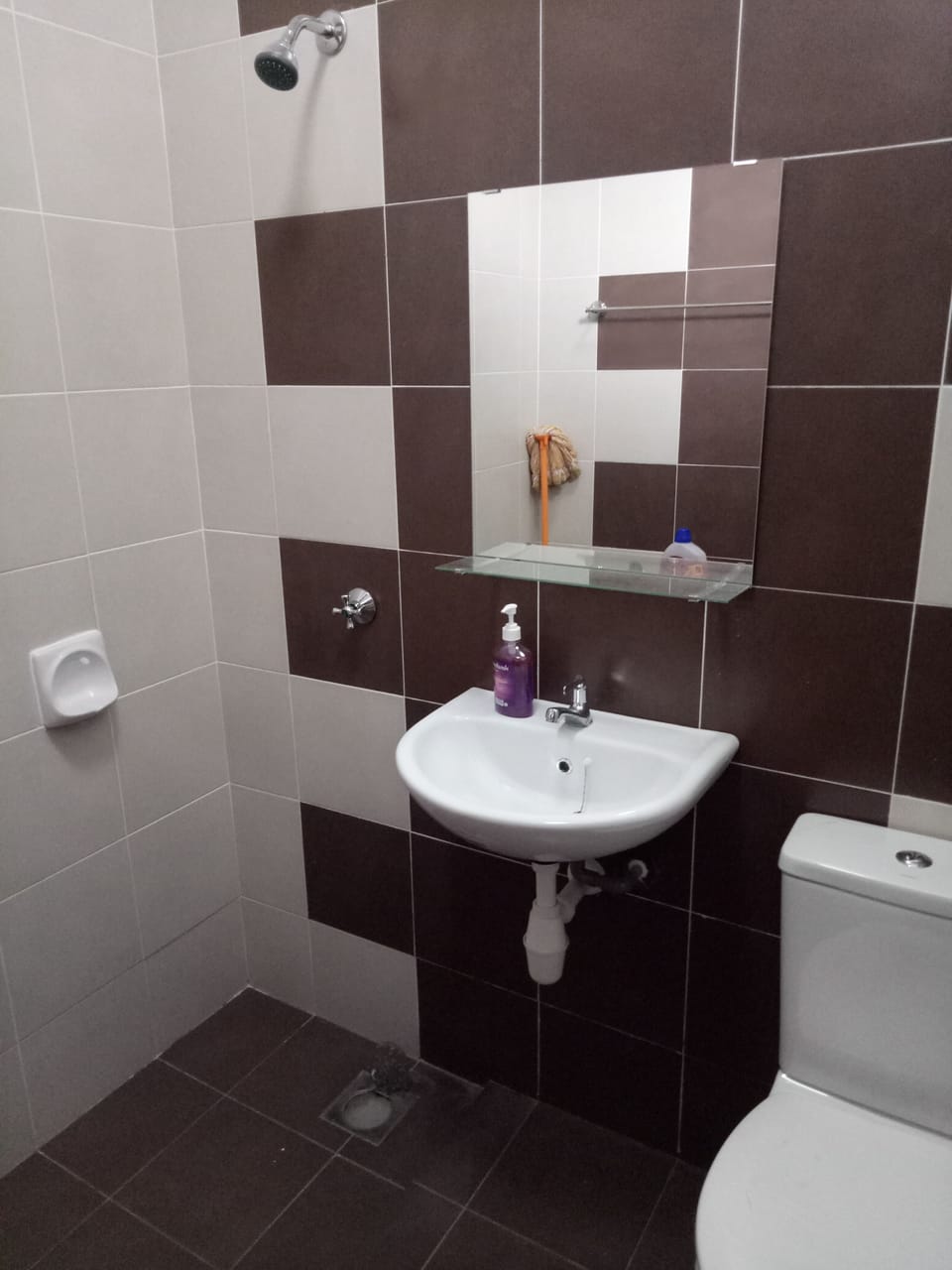 Comfort Room, 3 Bedrooms, Garden View | Bathroom sink