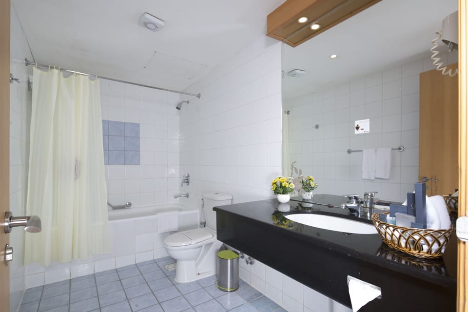 Combined shower/tub, deep soaking tub, free toiletries