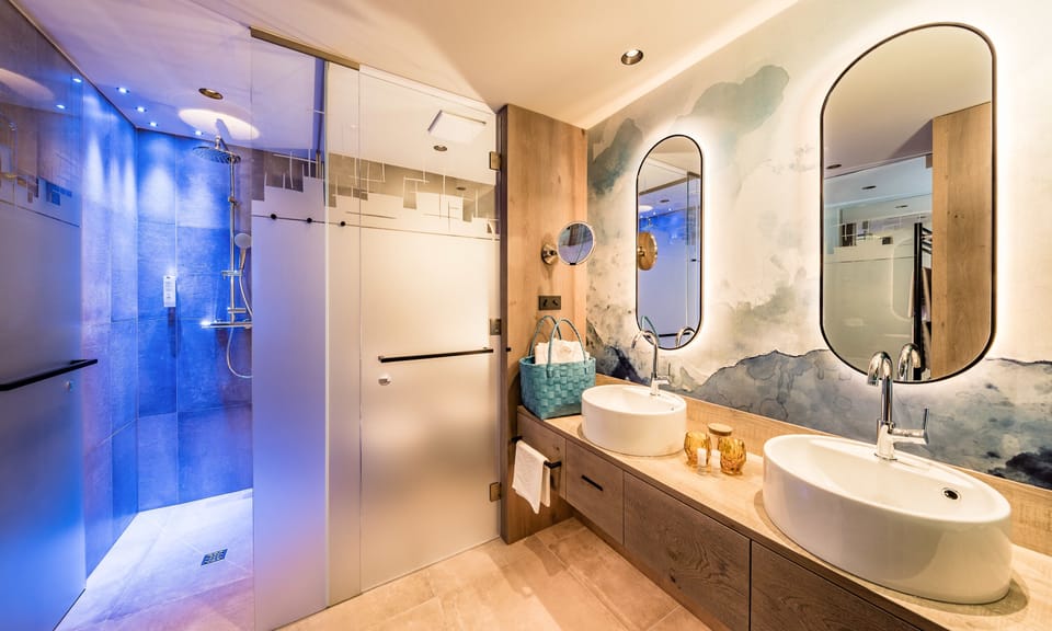 Junior Double Room | Bathroom | Free toiletries, hair dryer, bathrobes, slippers