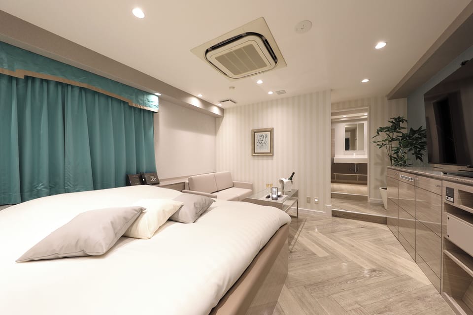 Double Room with Private Bathroom, Non Smoking | Minibar, individually decorated, individually furnished, desk