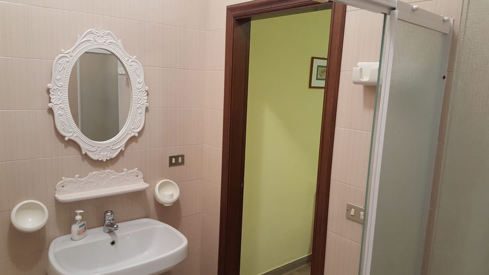 Camera Grand con letto matrimoniale e 2 letti singoli, camere multiple, non fumatori, vista giardino | Bathroom | Shower, hair dryer, bathrobes, bidet