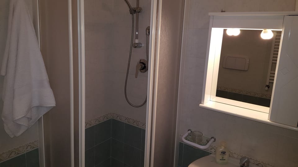 Elite Double Room Single Use, 1 Bedroom | Bathroom | Shower, hair dryer, bathrobes, bidet