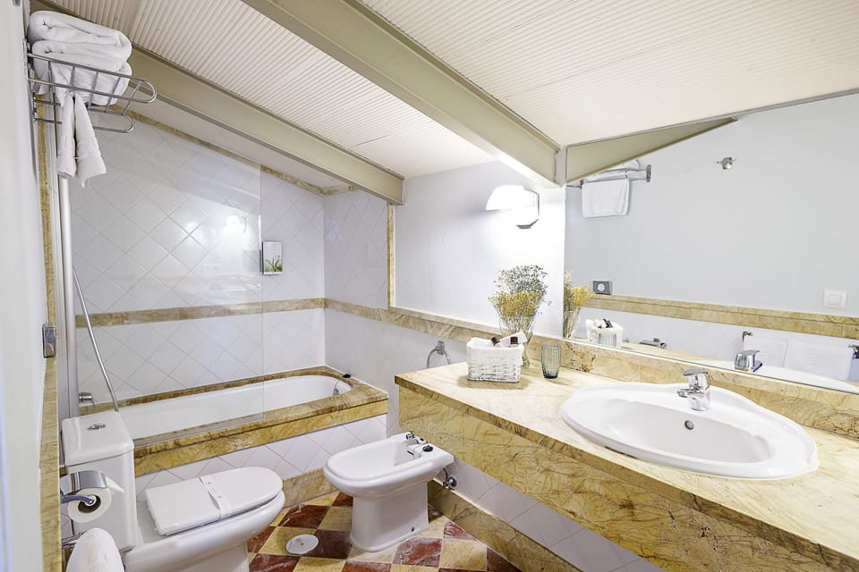 Bidet, towels