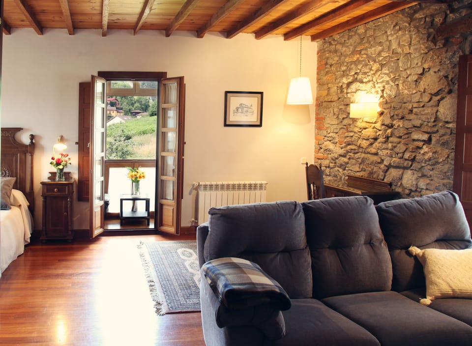 Suite, Balcony, Valley View | Desk, soundproofing, free WiFi, bed sheets