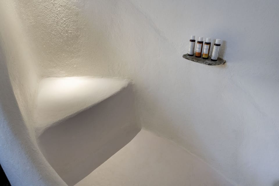 Deluxe Room with Balcony and Sea View | Bathroom | Bathtub, free toiletries, hair dryer, slippers