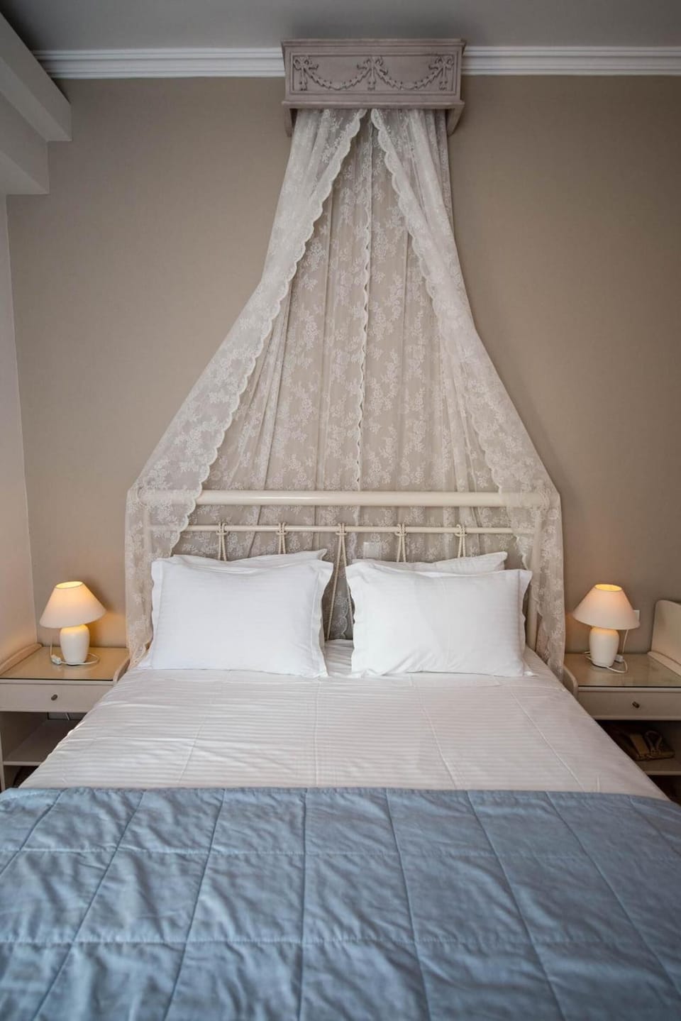 Premium bedding, down comforters, in-room safe, blackout drapes