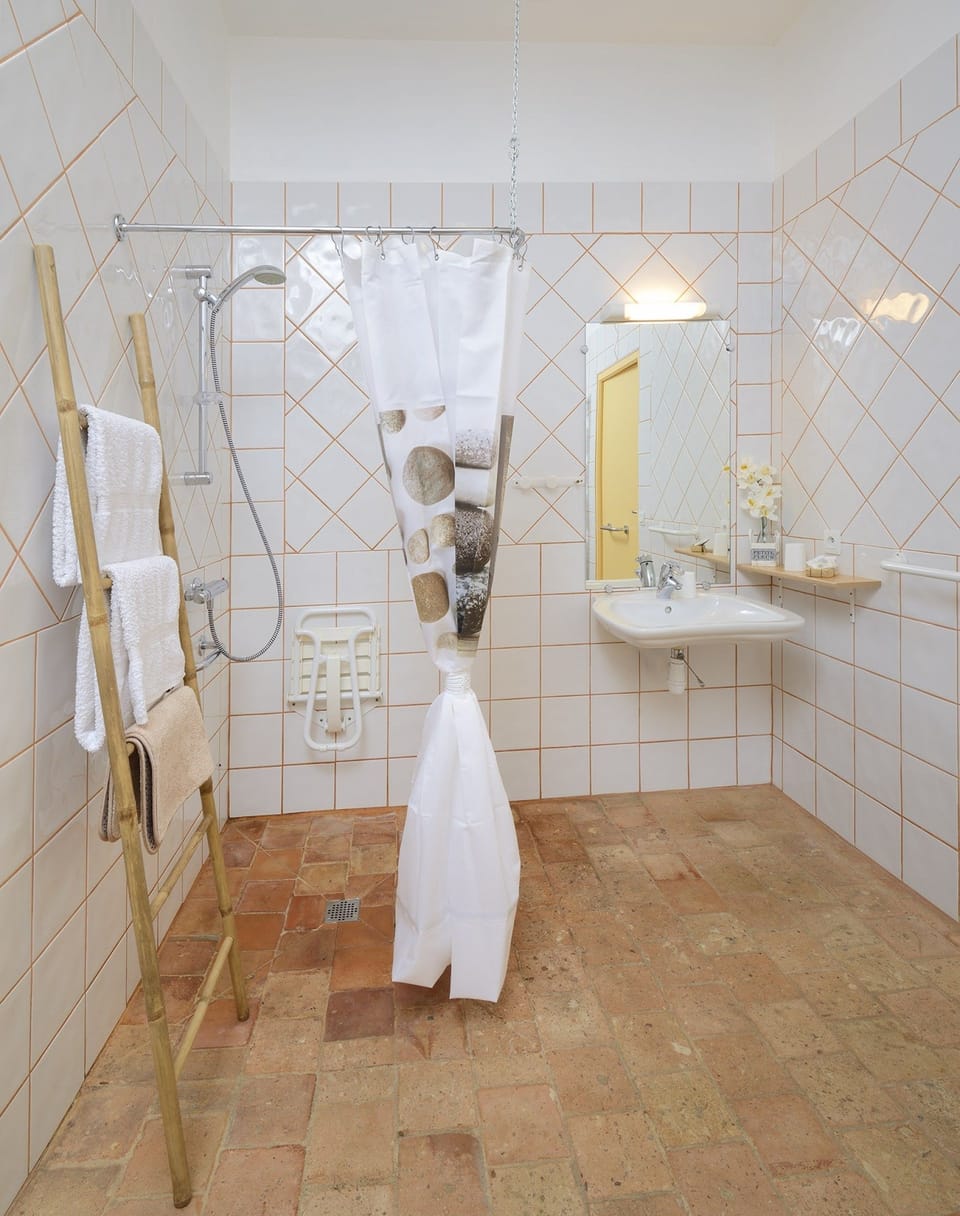 Quadruple Room (Printanière) | Bathroom | Shower, free toiletries, hair dryer, towels