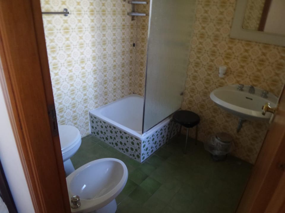 Shower, hydromassage showerhead, free toiletries, hair dryer