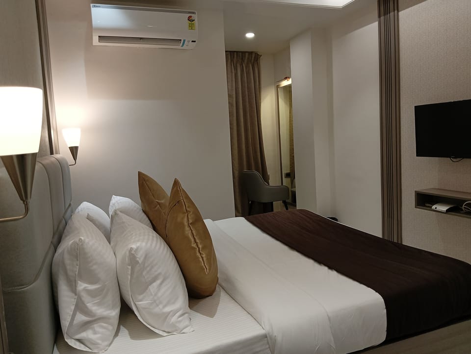 Premium bedding, minibar, in-room safe, desk