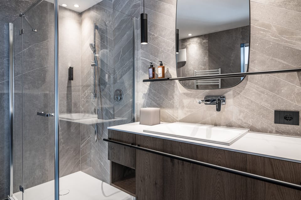 Basic Double Room | Bathroom | Shower, hair dryer, bathrobes, towels