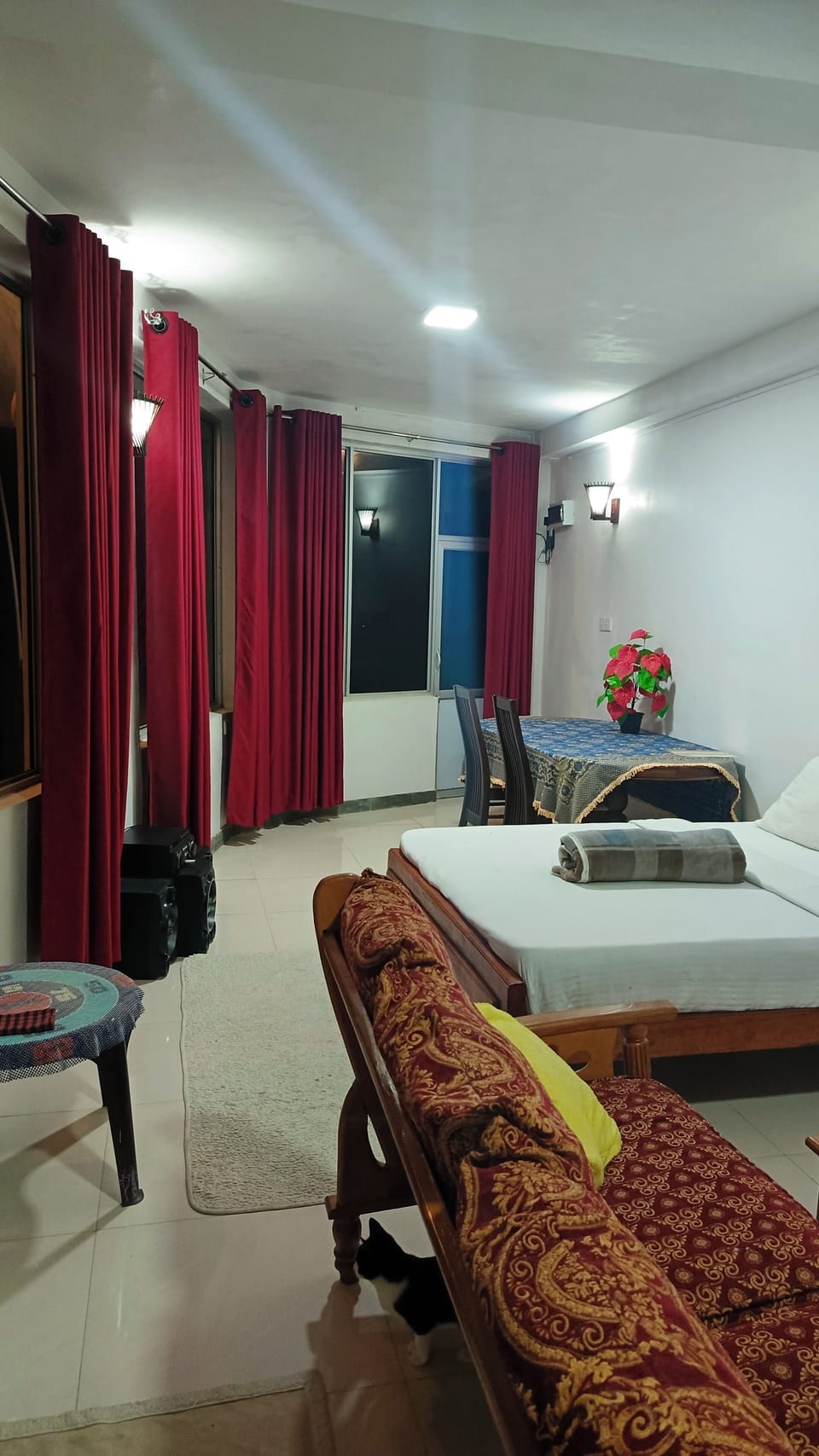 1 bedroom, premium bedding, desk, laptop workspace