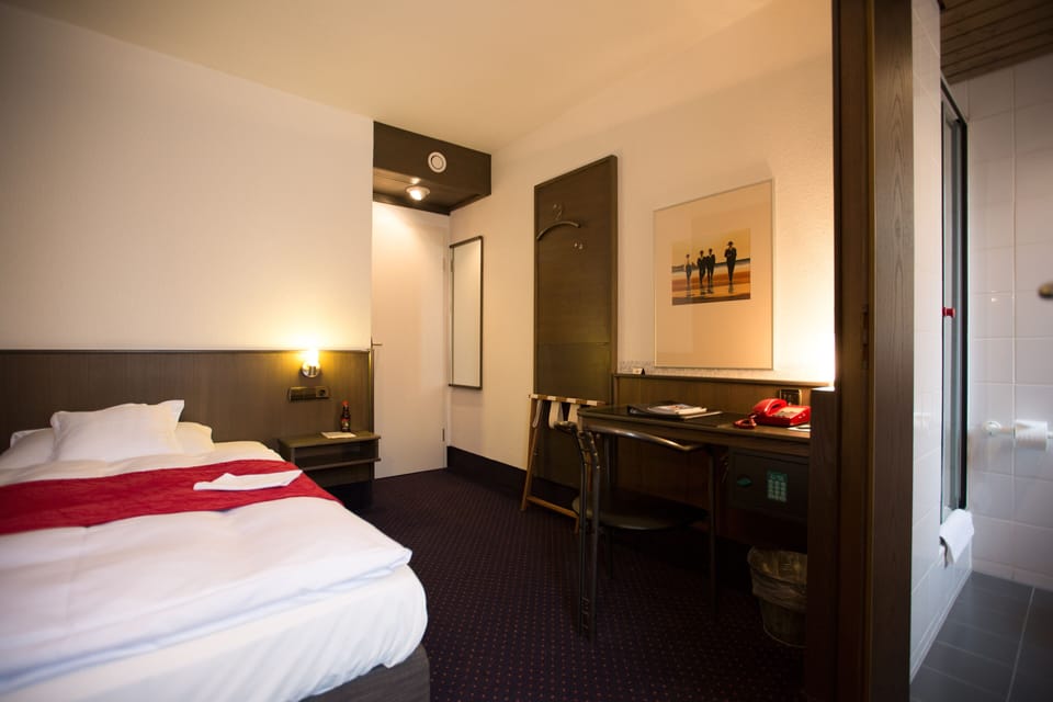 Premium bedding, in-room safe, desk, free WiFi