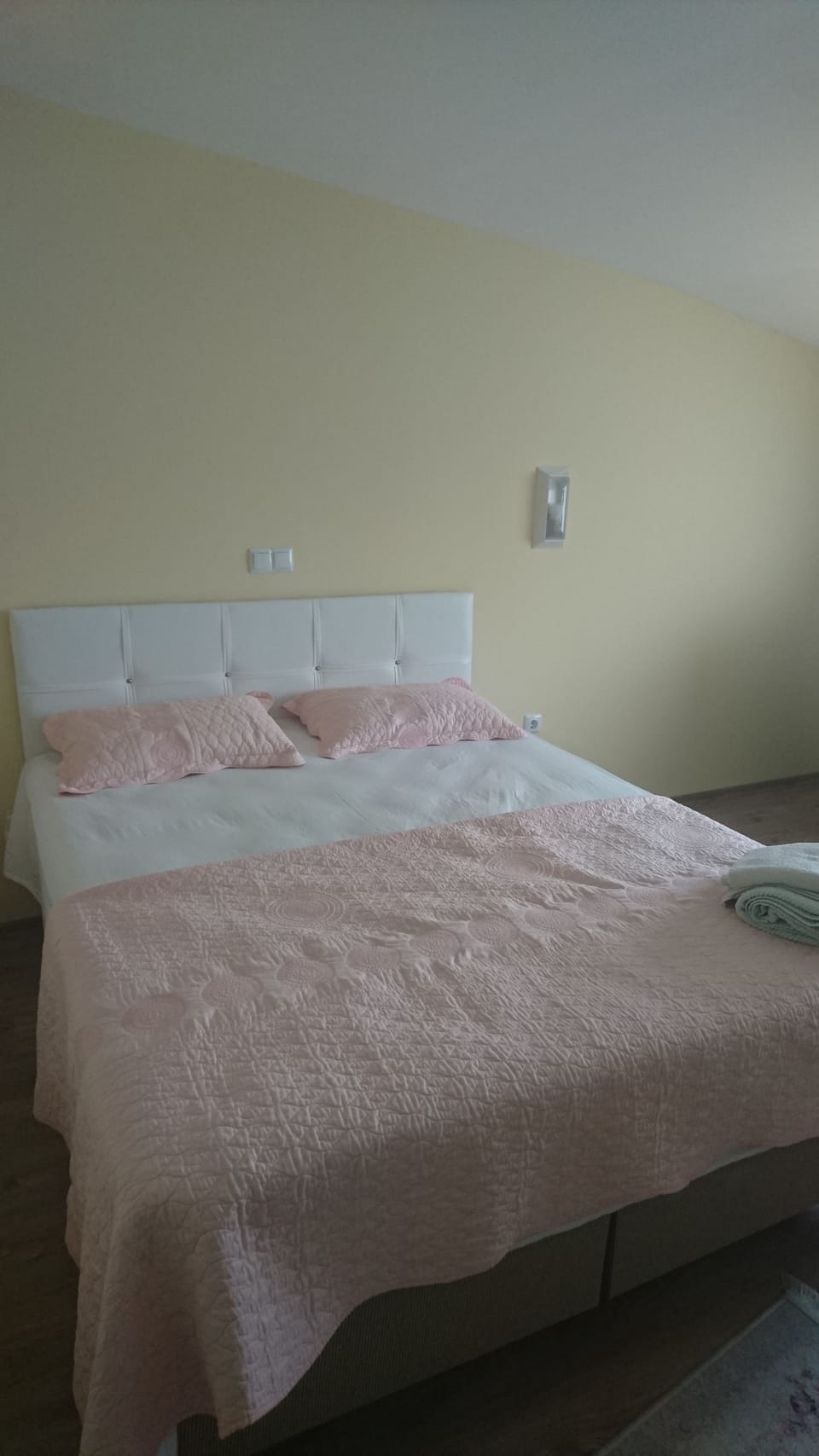 Desk, soundproofing, free WiFi, bed sheets
