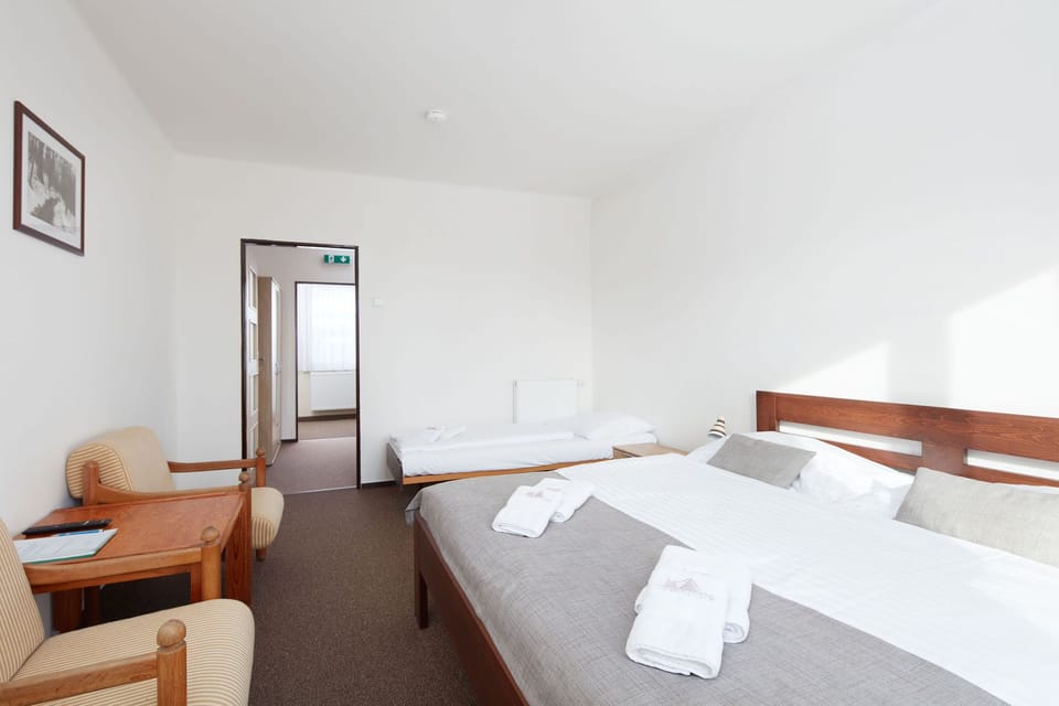 Suite ( 6+1) | Desk, laptop workspace, blackout drapes, free cribs/infant beds