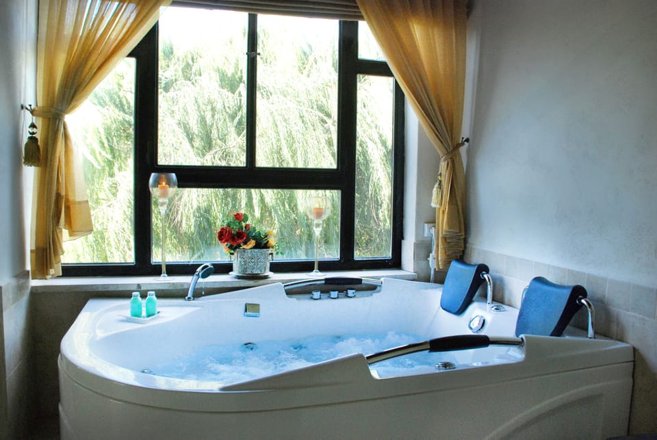 Jetted tub