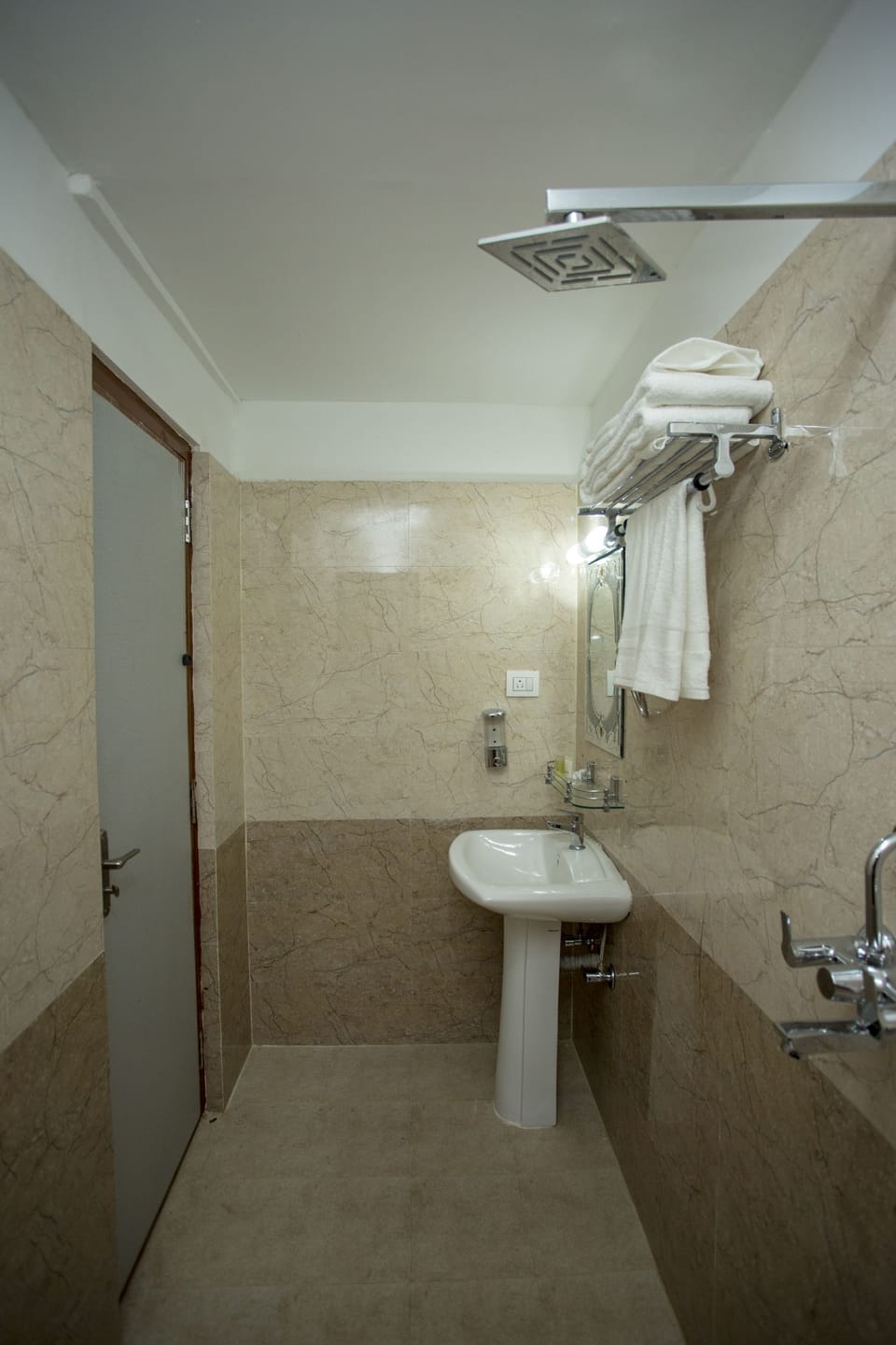 Shower, rainfall showerhead, free toiletries, hair dryer