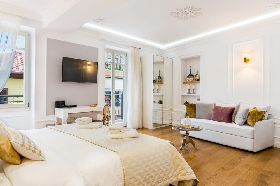 Superior Suite | Minibar, in-room safe, individually decorated, individually furnished