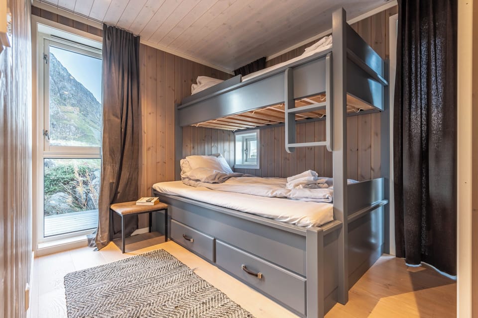 Deluxe House, 3 Bedrooms, Ocean View | Blackout drapes, free WiFi, bed sheets