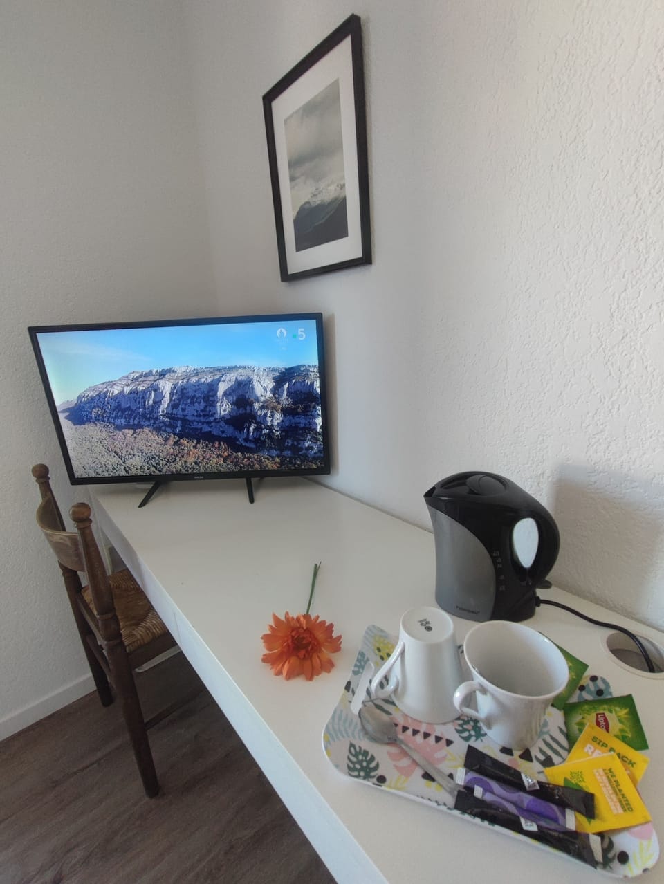 Free WiFi, bed sheets