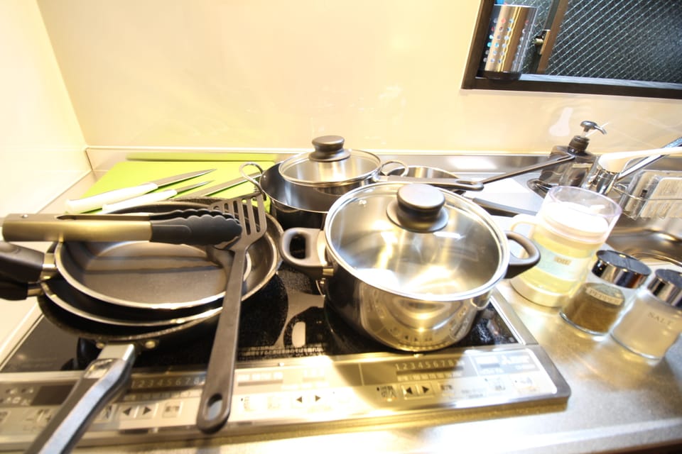 Traditional Townhome | Private kitchen | Fridge, microwave, stovetop, electric kettle