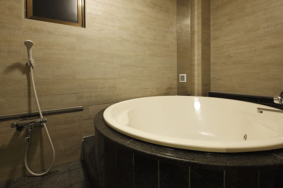 Double Room, 1 King Bed, Smoking | Deep soaking bathtub
