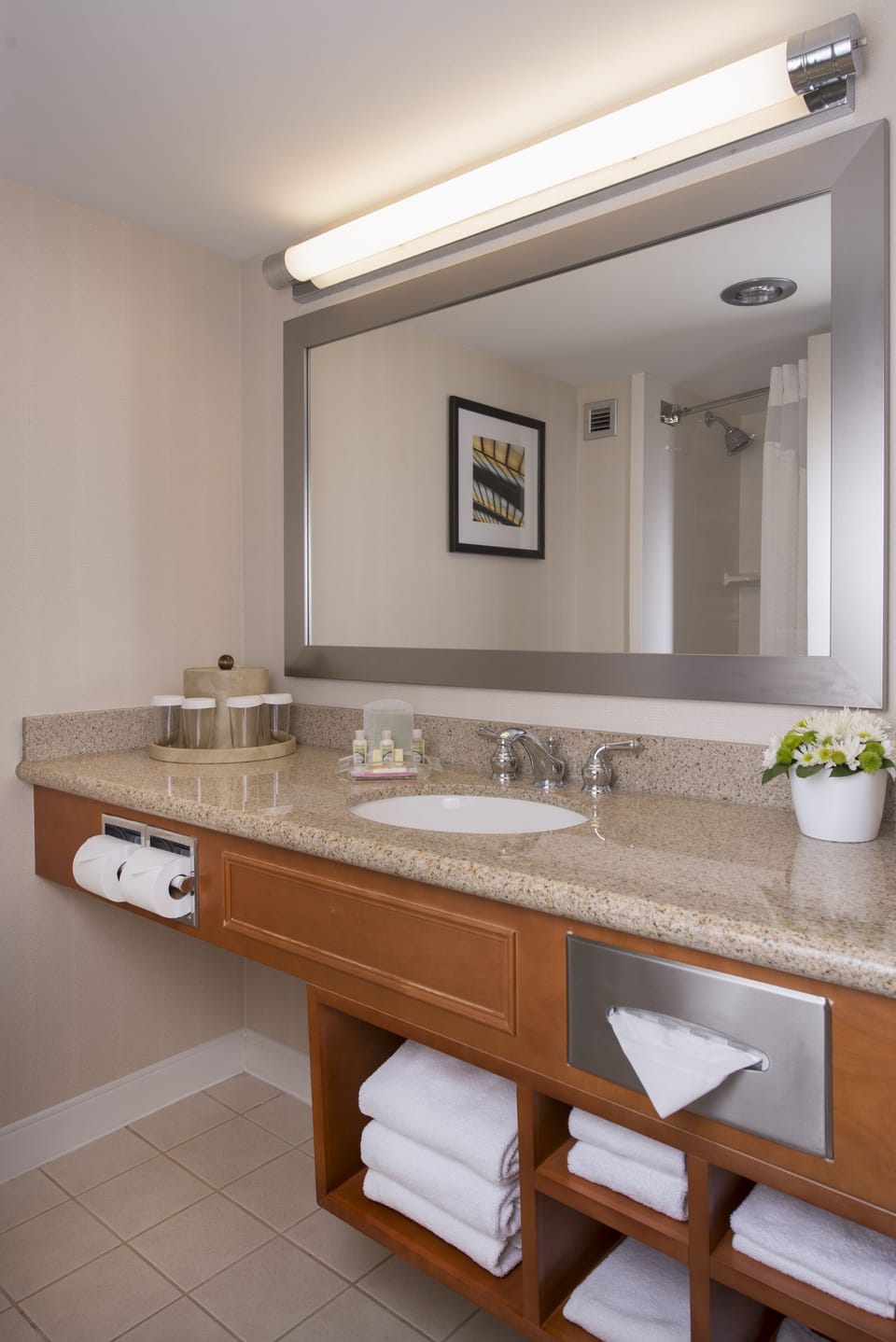 Combined shower/tub, hair dryer, towels