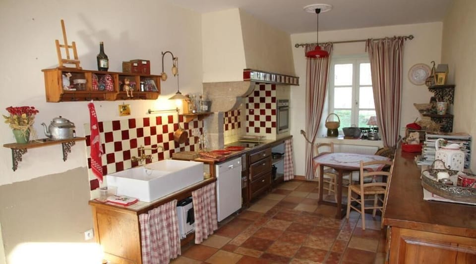 Full-size fridge, microwave, oven, stovetop