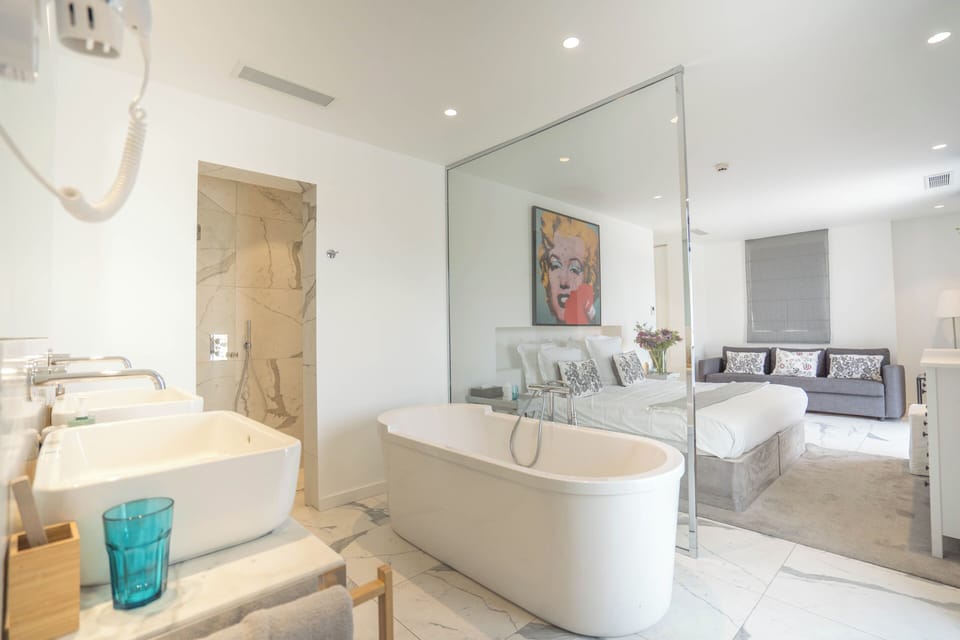 Suite | Bathroom | Hair dryer, slippers, towels