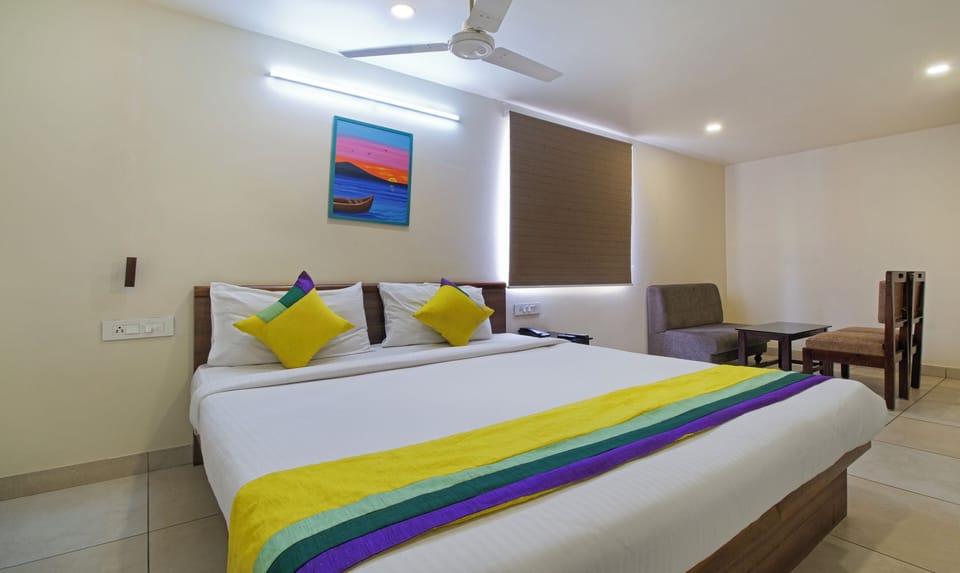 Deluxe Room | Desk, blackout drapes, iron/ironing board (on request), WiFi (free)