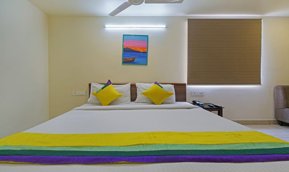 Deluxe Room | Desk, blackout drapes, iron/ironing board (on request), WiFi (free)