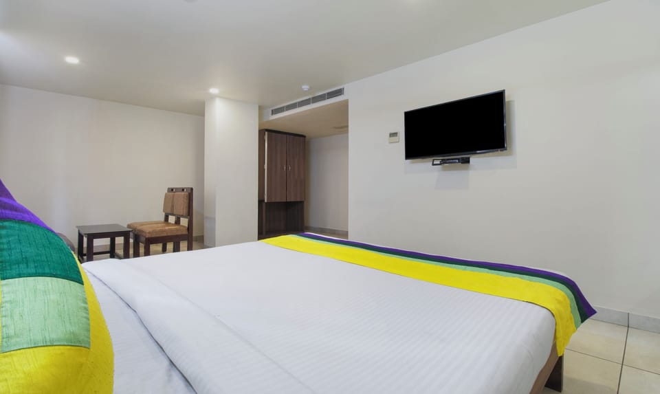 Deluxe Room | Desk, blackout drapes, iron/ironing board (on request), WiFi (free)