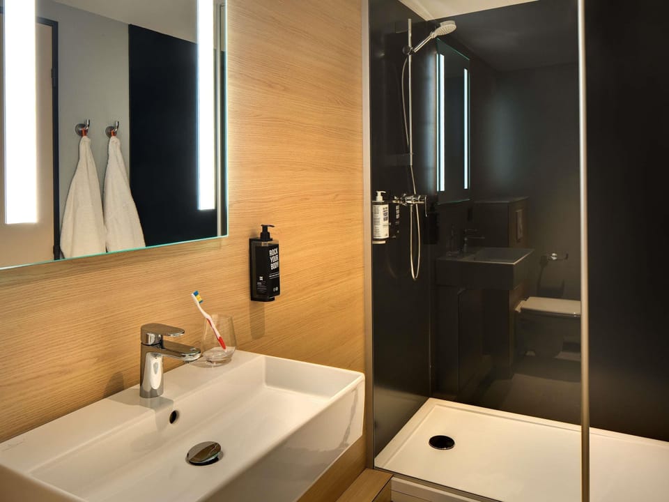 Desk, laptop workspace, soundproofing, free cribs/infant beds