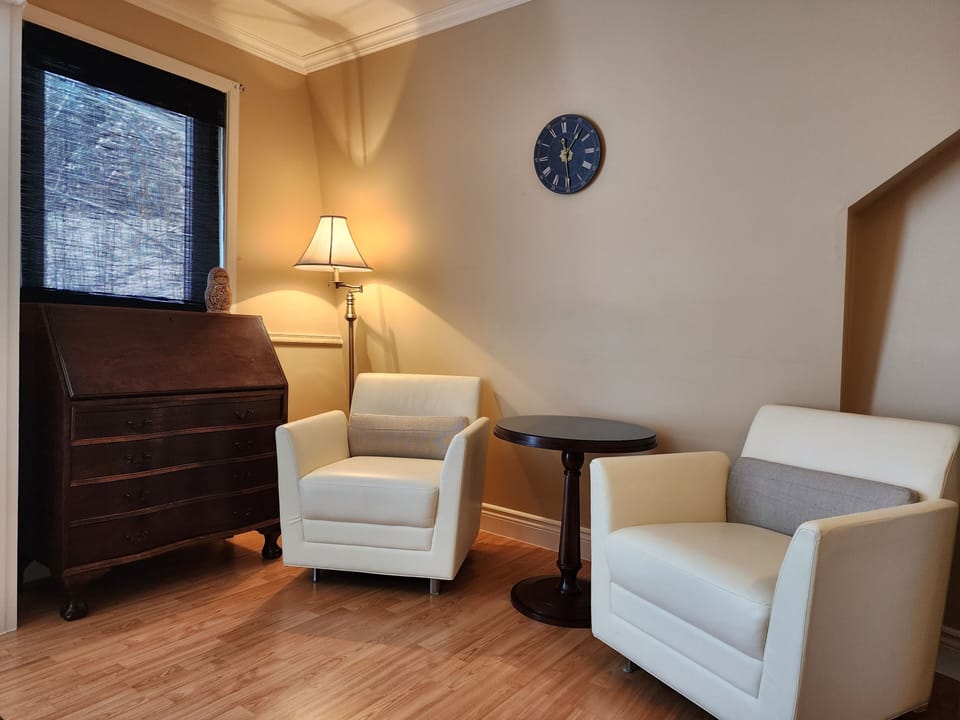 Deluxe Room, 1 King Bed, Private Bathroom | Individually decorated, individually furnished, free WiFi, bed sheets