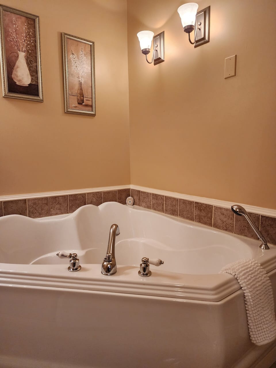 Deluxe Room, 1 King Bed, Private Bathroom | Bathroom | Combined shower/tub, free toiletries, hair dryer, towels