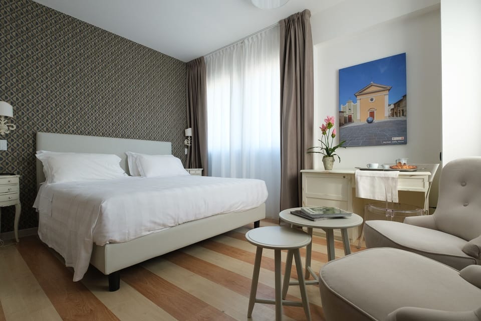 Superior Room, 1 King Bed | Minibar, desk, WiFi (free)