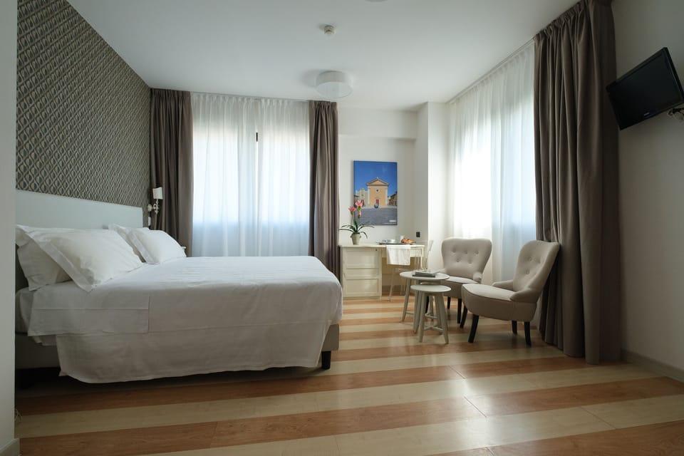 Superior Room, 1 King Bed | Minibar, desk, WiFi (free)