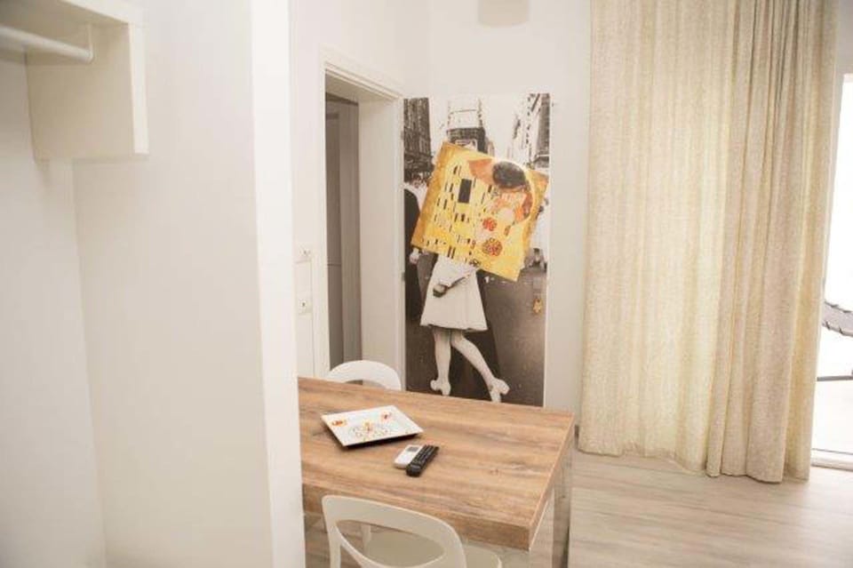Deluxe Studio Suite, Kitchenette, Garden View | Living area