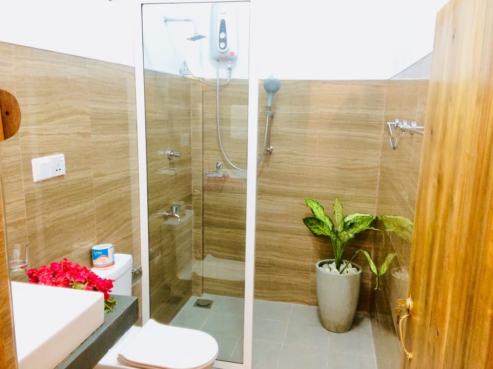 Superior Double Room | Bathroom shower