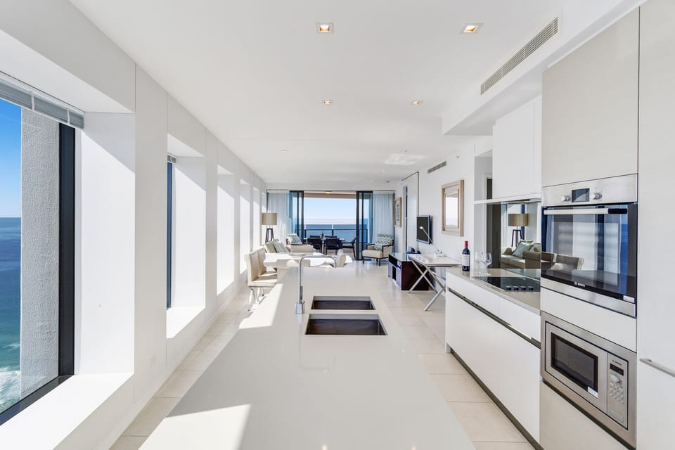 Full-size fridge, microwave, oven, stovetop