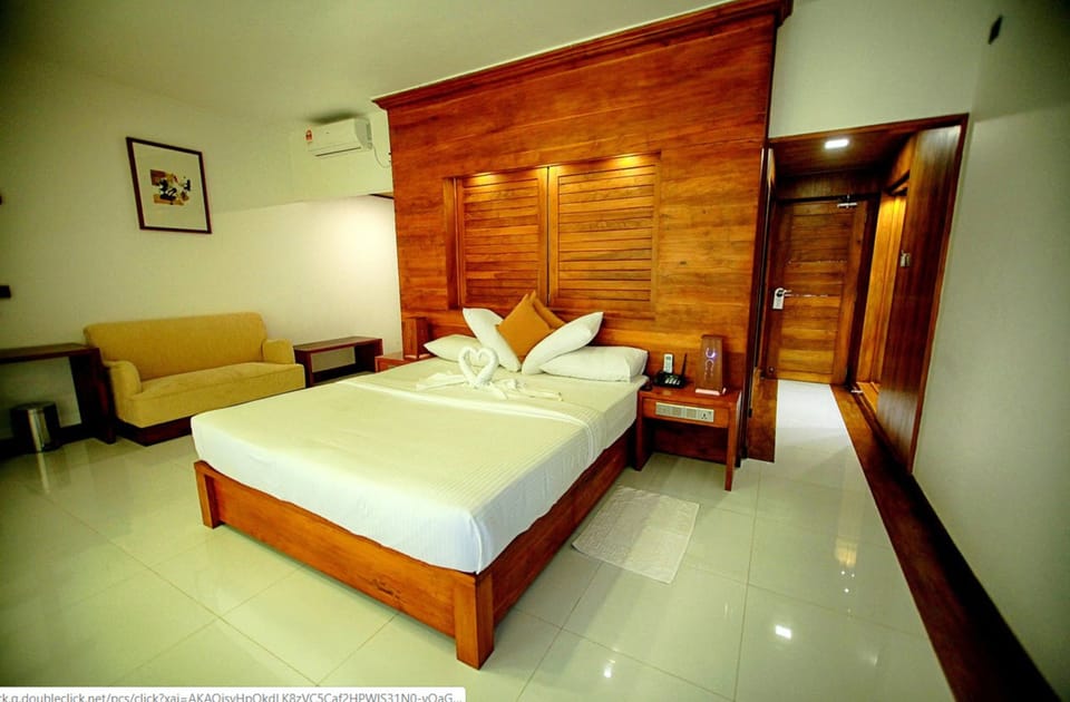 Egyptian cotton sheets, premium bedding, in-room safe, laptop workspace