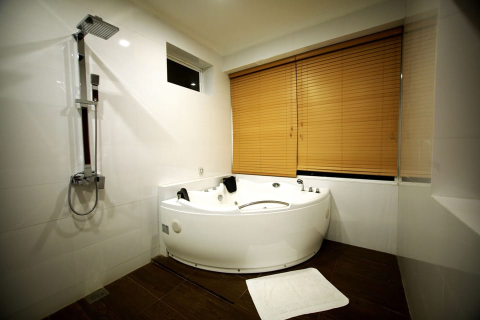 Superior Double Room, Jetted Tub | Egyptian cotton sheets, premium bedding, in-room safe, laptop workspace