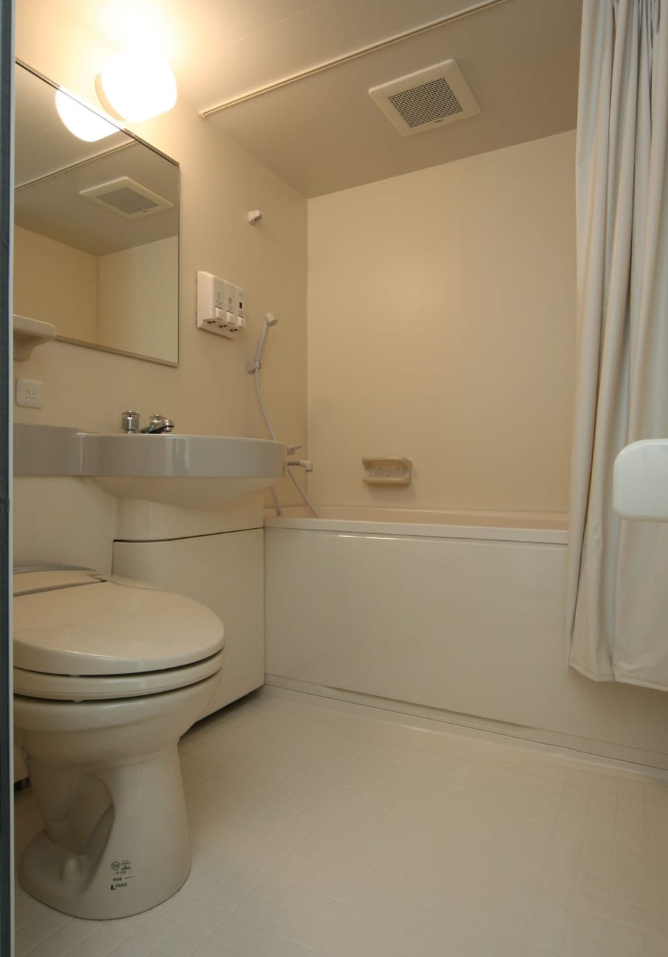Combined shower/tub, free toiletries, hair dryer, slippers