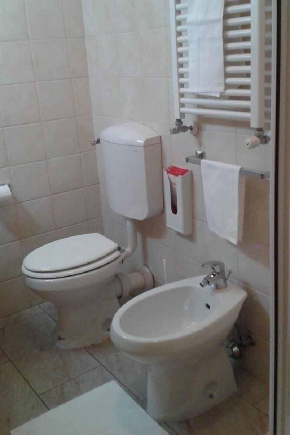 Standard Triple Room | Bathroom | Shower, hair dryer, bidet, towels
