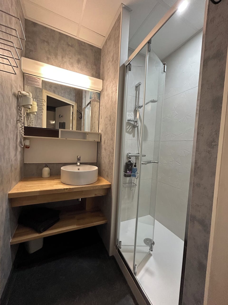 Triple Room | Bathroom | Shower, free toiletries, hair dryer, towels