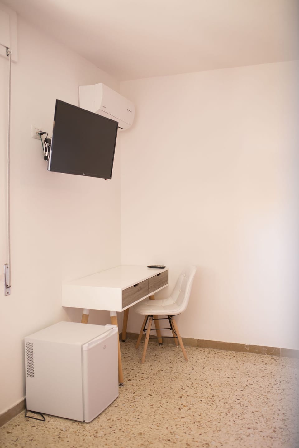 Minibar, desk, cribs (surcharge), bed sheets