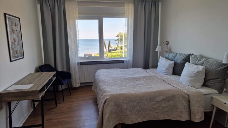 Standard Double Room, 2 Twin Beds, Ensuite, Ocean View | Hypo-allergenic bedding, free WiFi, bed sheets