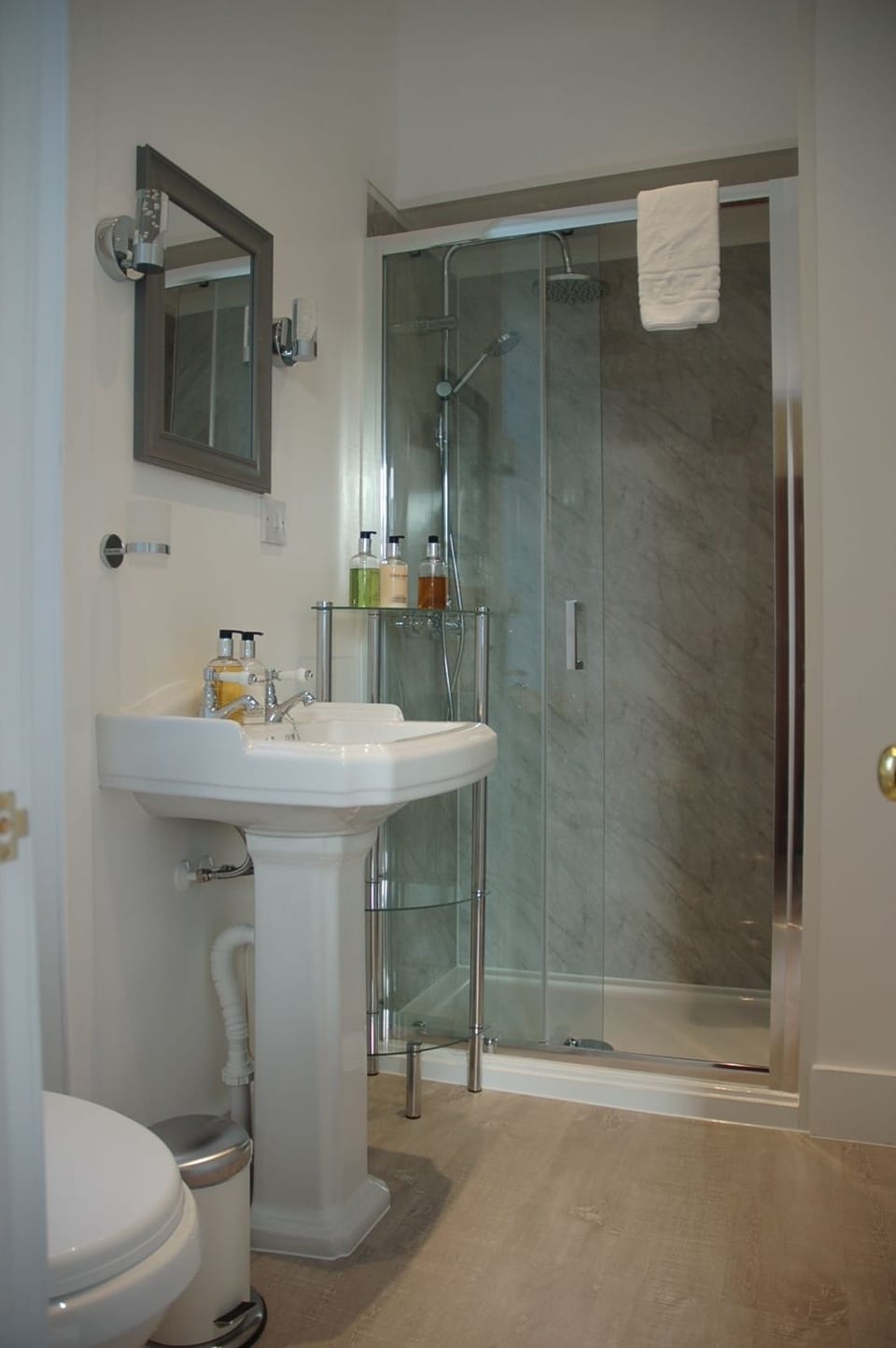 Deluxe Triple Room, Multiple Beds, Garden View | Bathroom | Shower, free toiletries, towels