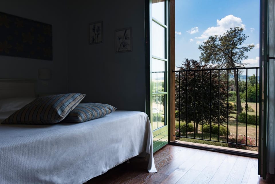 Memory foam beds, in-room safe, desk, soundproofing